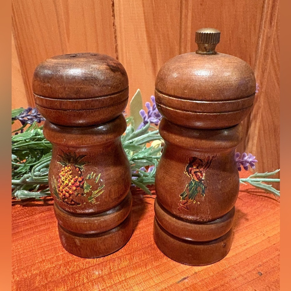 Hawaiian salt and pepper shaker set, vintage